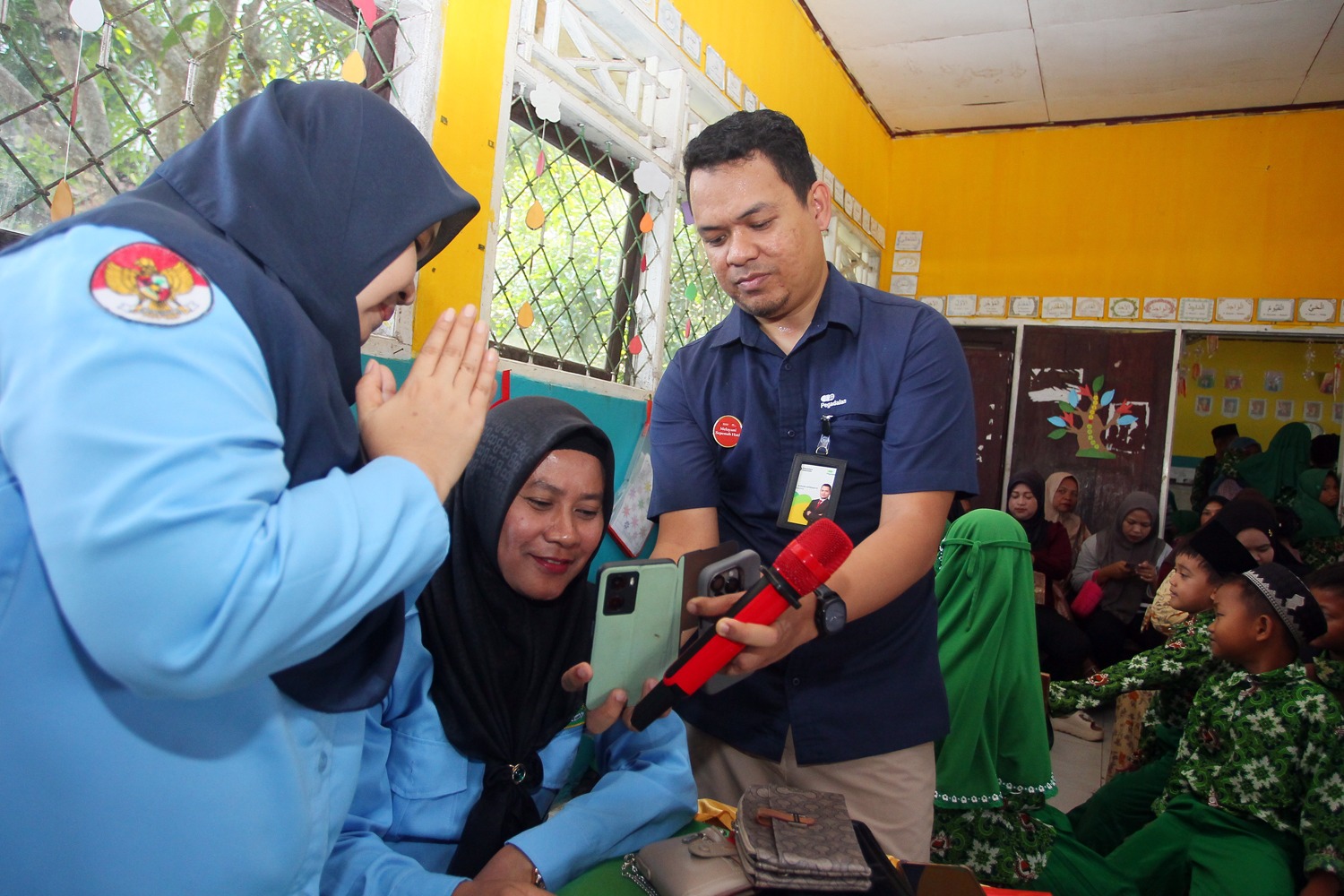 Pegadaian Bagi 200 Paket Sekolah di Pesisir Luwu, Menanam Harapan untuk Generasi Emas
