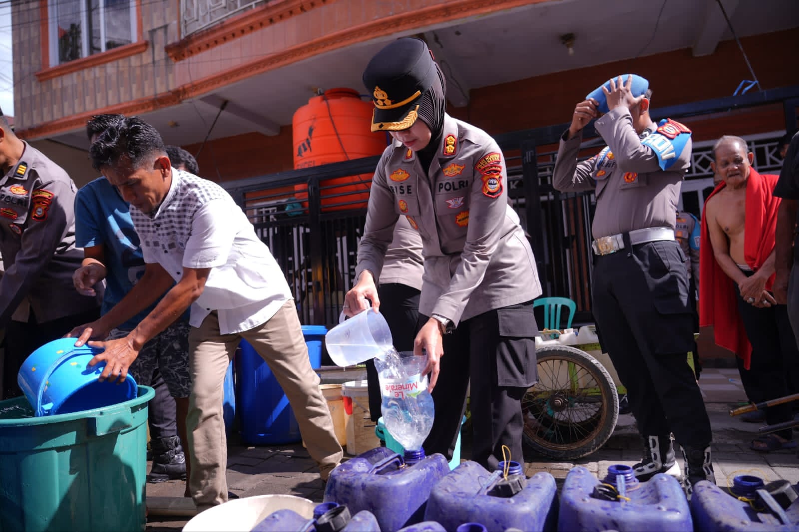 IMG-20260612-WA0075 Semarak HUT Bhayangkara ke-80, AKBP Rise Turun Langsung Salurkan Air Bersih untuk Warga Camba Berua