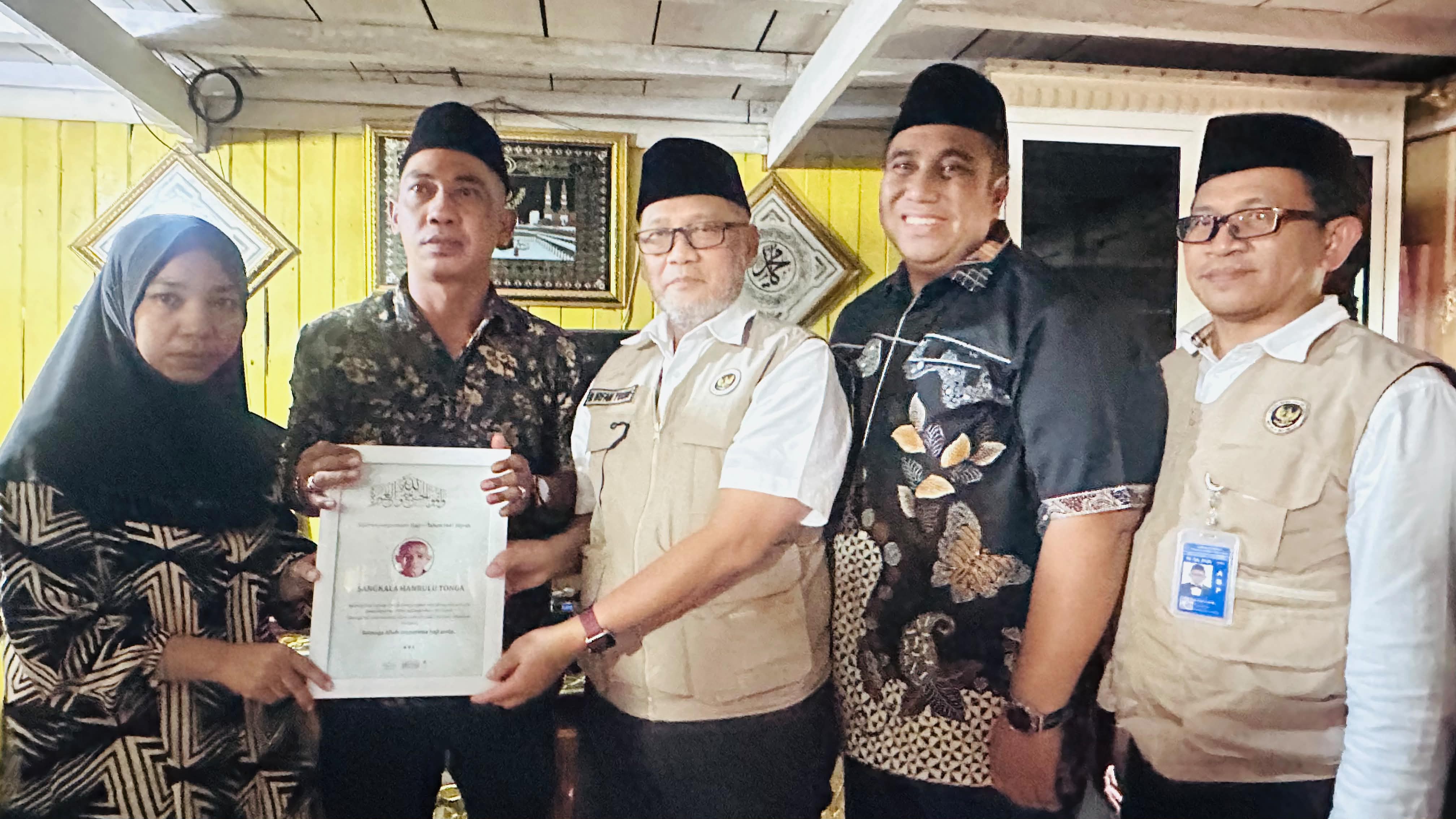 Menteri Haji Takziah ke Rumah Jemaah Maros yang Wafat di Tanah Suci
