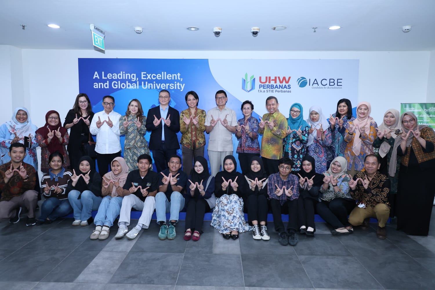 Taruna Ikrar di UHW Surabaya: SDM Unggul Jadi Kunci Masa Depan Industri Kesehatan dan Ekonomi Nasional