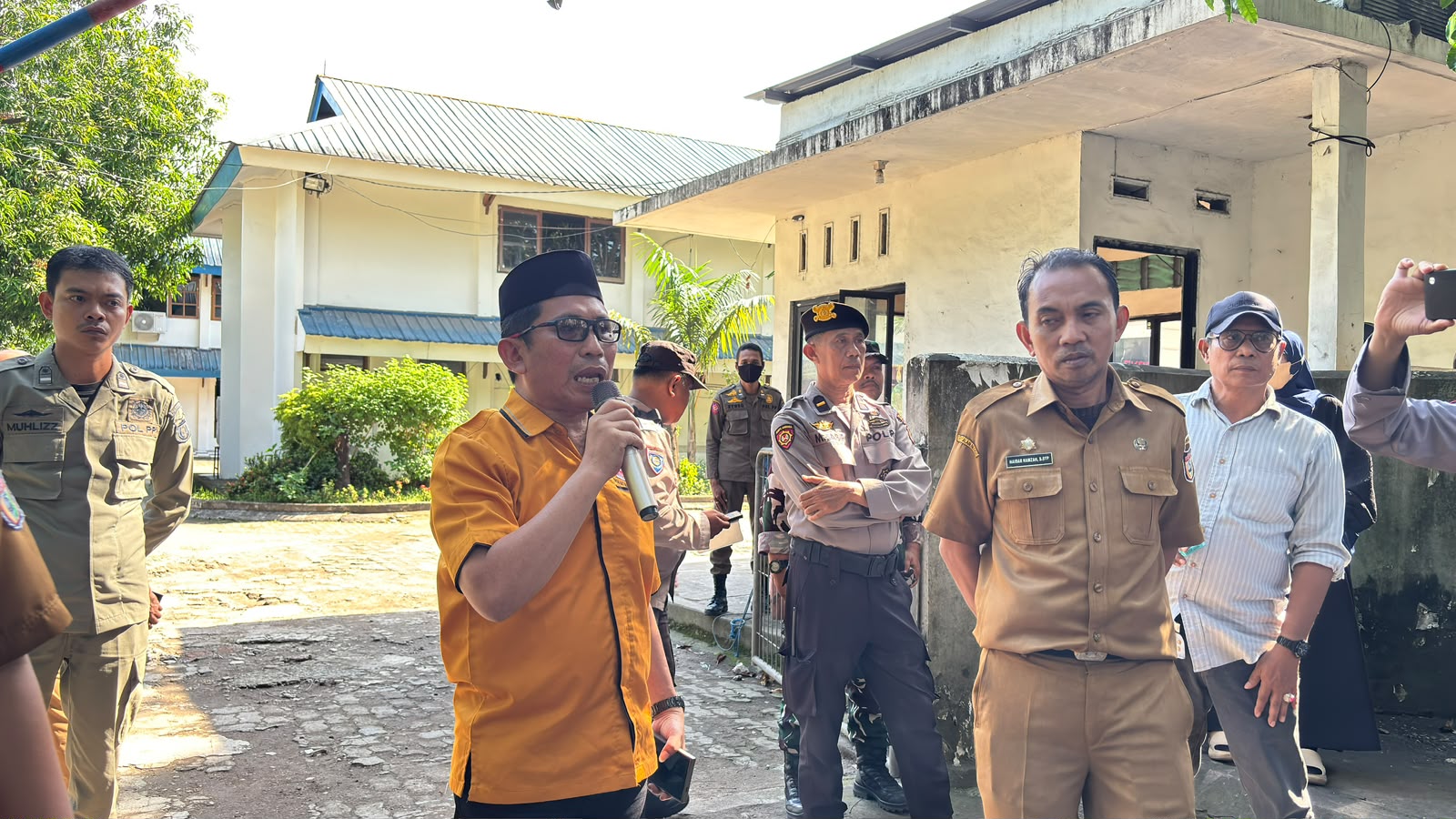 Muchlis Misbah Upayakan Solusi Relokasi bagi PKL Es Kelapa Muda Benteng Rotterdam