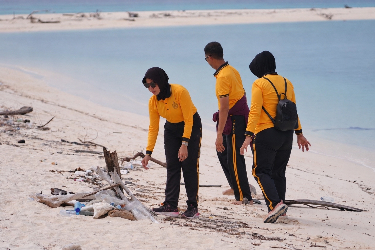 IMG-20260616-WA0055 Semarak HUT Bhayangkara ke-80, Polres Pelabuhan Makassar Aksi Bersih Pantai di Pulau Terluar Lanjukang