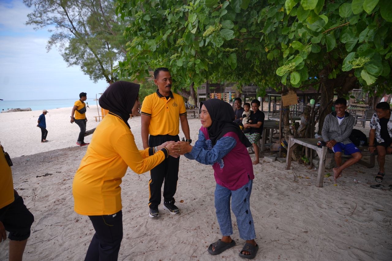 IMG-20260616-WA0059 Kapolres Pelabuhan Makassar Sapa Warga Pulau Lanjukang, Pererat Silaturahmi Polri dan Masyarakat