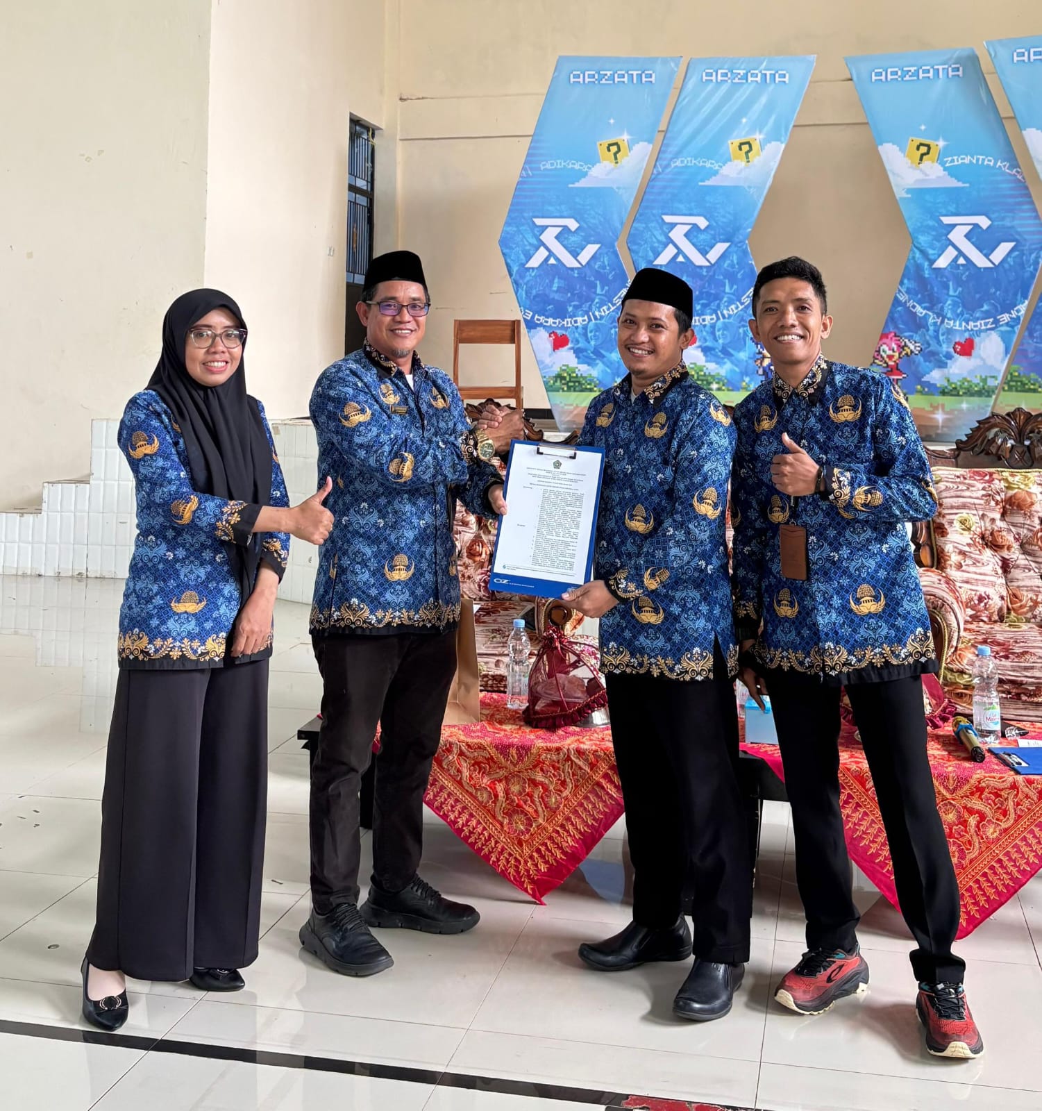 Rapat Bulanan MAN IC Gowa Rangkaikan Penyerahan SK Wakil Kamad Baru
