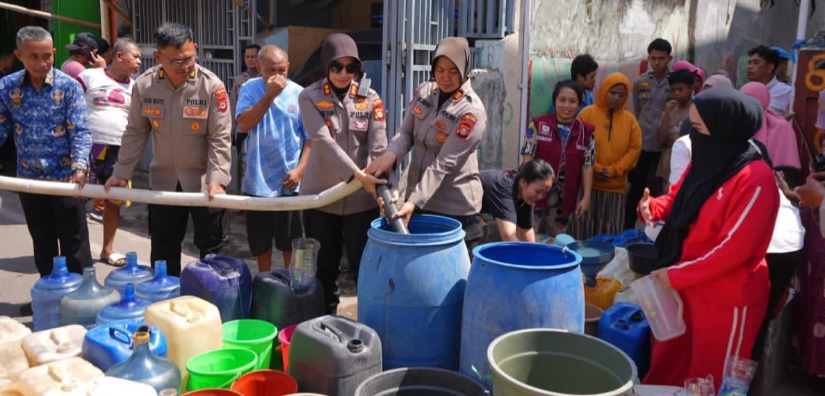 Kapolres Pelabuhan Makassar Kembali Salurkan Air Bersih, Warga Cambayya Rasakan Manfaat Nyata Kehadiran Polri