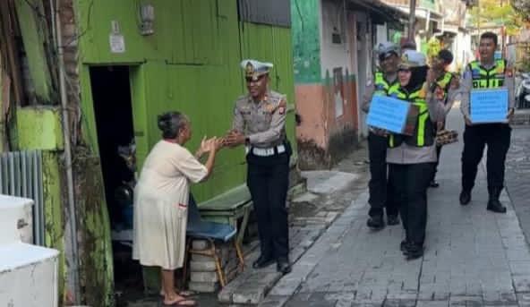 HUT Bhayangkara ke-80, Satlantas Polres Pelabuhan Makassar Turun Langsung Berbagi Bansos untuk Warga