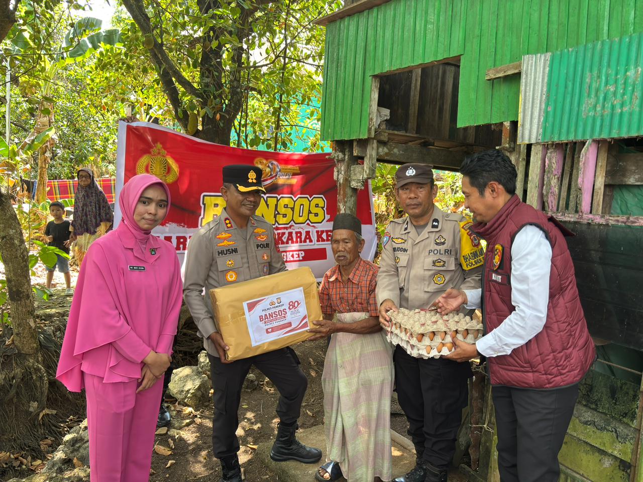 Sambut HUT ke-80 Bhayangkara, Kapolres Pangkep Salurkan Bansos untuk Warga Kurang Mampu
