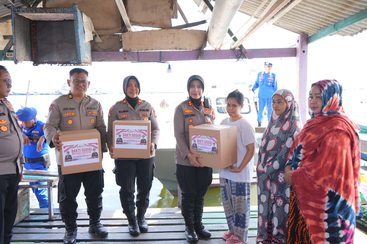 Berbagi di Tengah Masyarakat, Kapolres Pelabuhan Makassar Salurkan Bansos untuk Warga Kurang Mampu