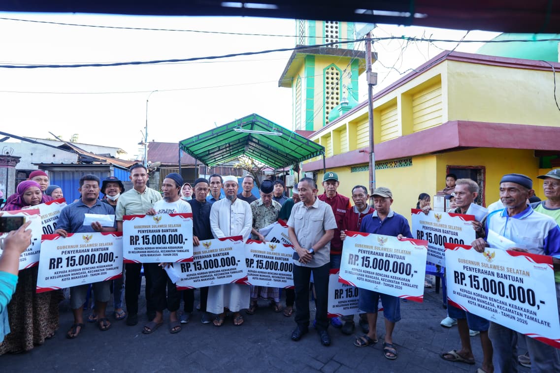 Gubernur Sulsel Salurkan Bantuan Sosial dan Rehabilitasi Rumah Korban Kebakaran di Sultan Alauddin III