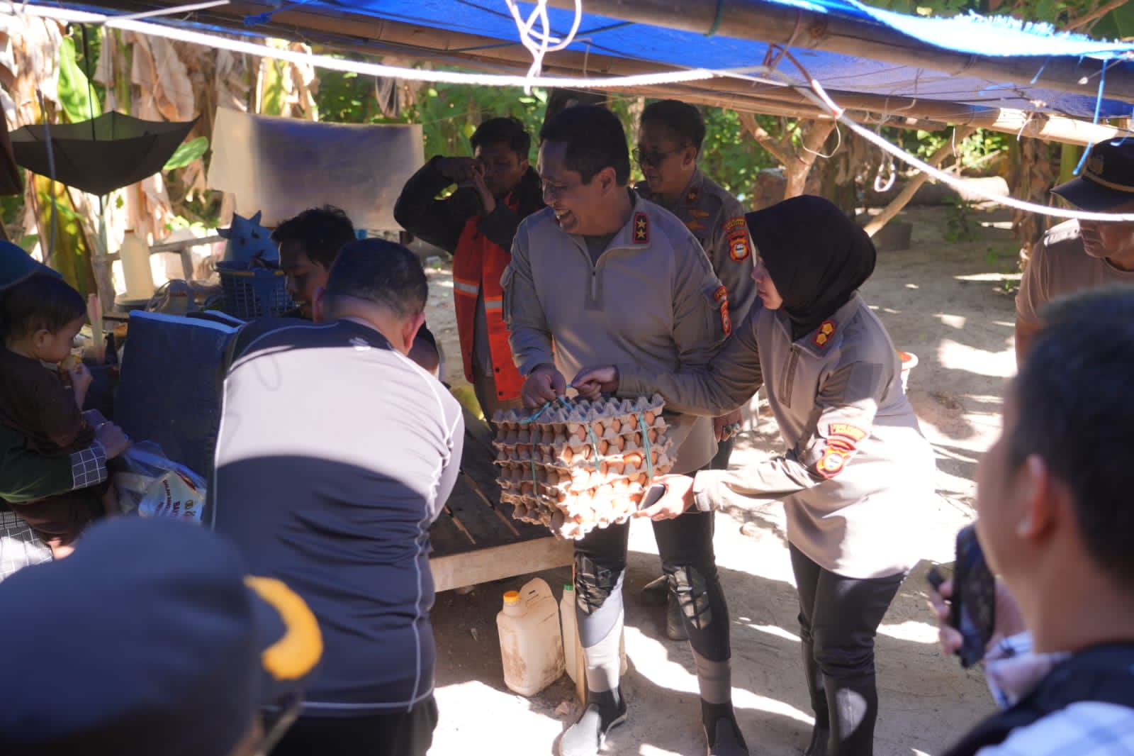 Kapolres Pelabuhan Makassar Dampingi Kapolda Sulsel Bagikan Sembako Door to Door di Pulau Lanjukang