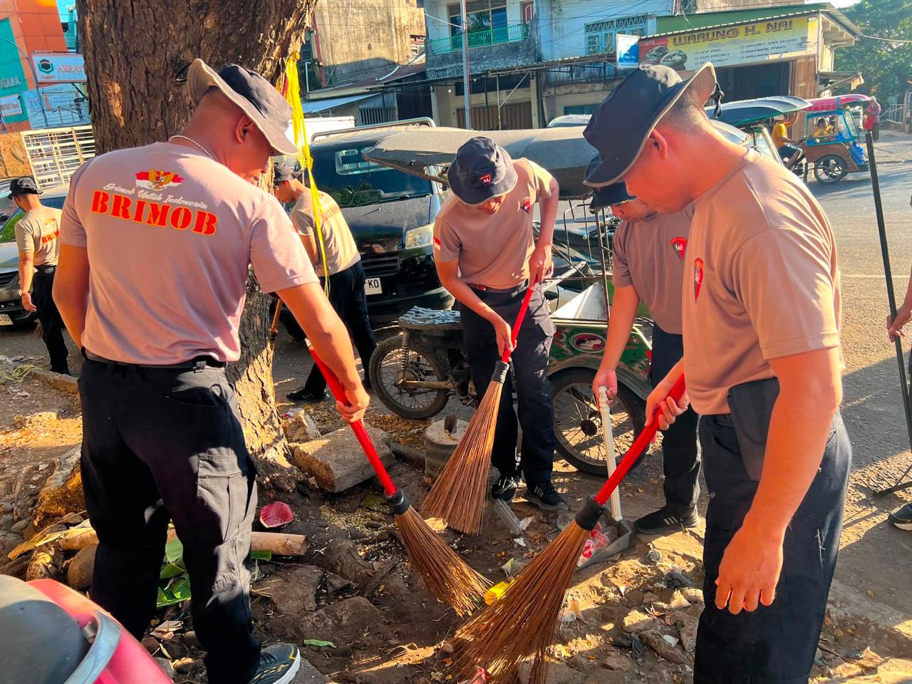 Brimob Sulsel Aksi Nyata Peduli lingkungan, Bersihkan Masjid hingga Pasar