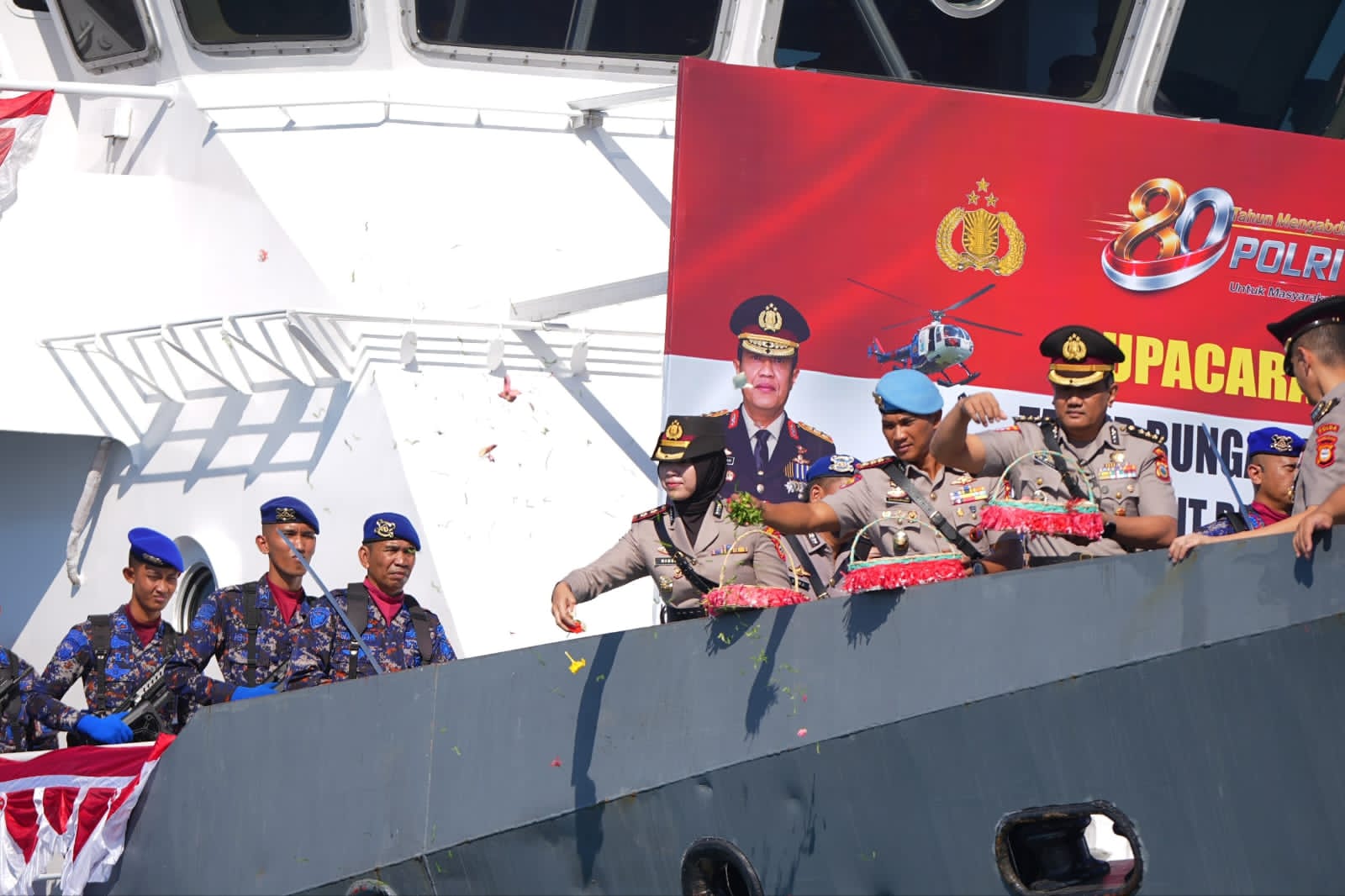 IMG-20260624-WA0069 HUT Bhayangkara ke-80 Diwarnai Upacara Tabur Bunga di Laut