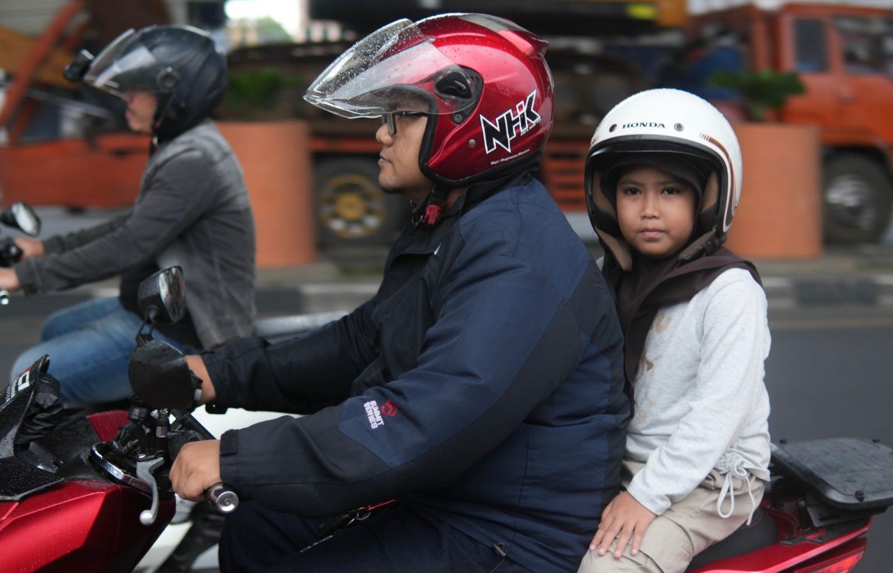 Liburan Sekolah Tiba, Asmo Sulsel Bagikan Tips #Cari_Aman Saat Membonceng Anak