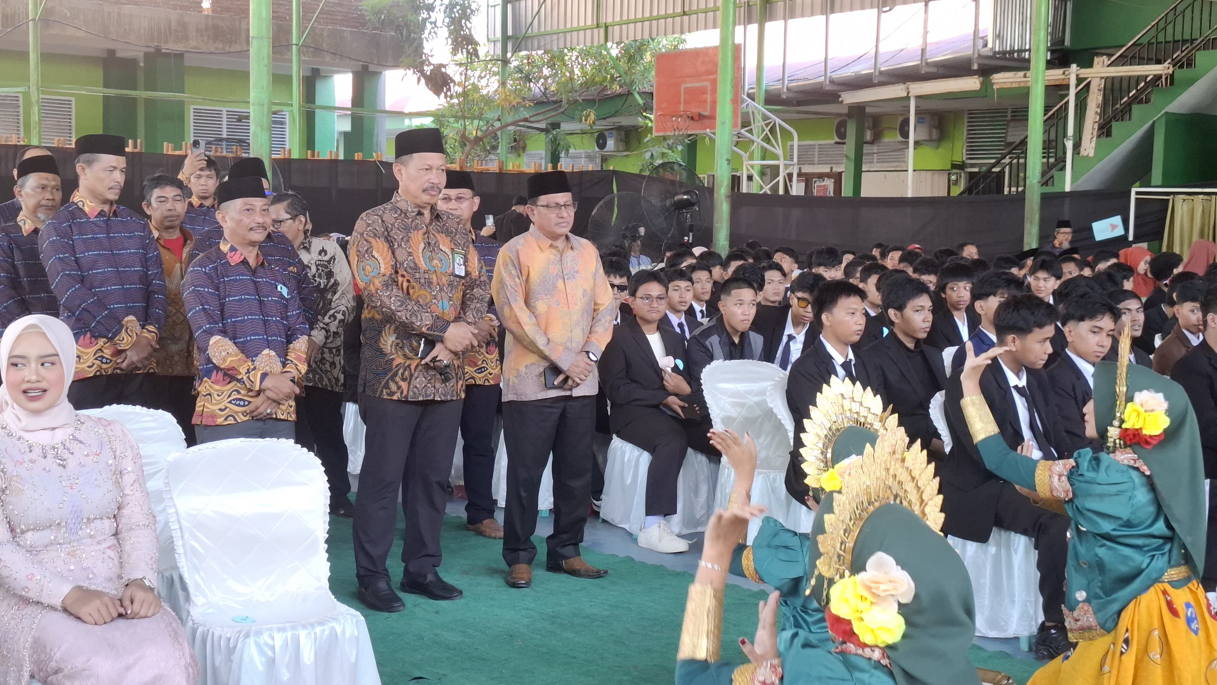 401 Siswa MAN 1 Makassar Resmi Ditamatkan, Kakanwil: Jaga Nama Baik Almamater