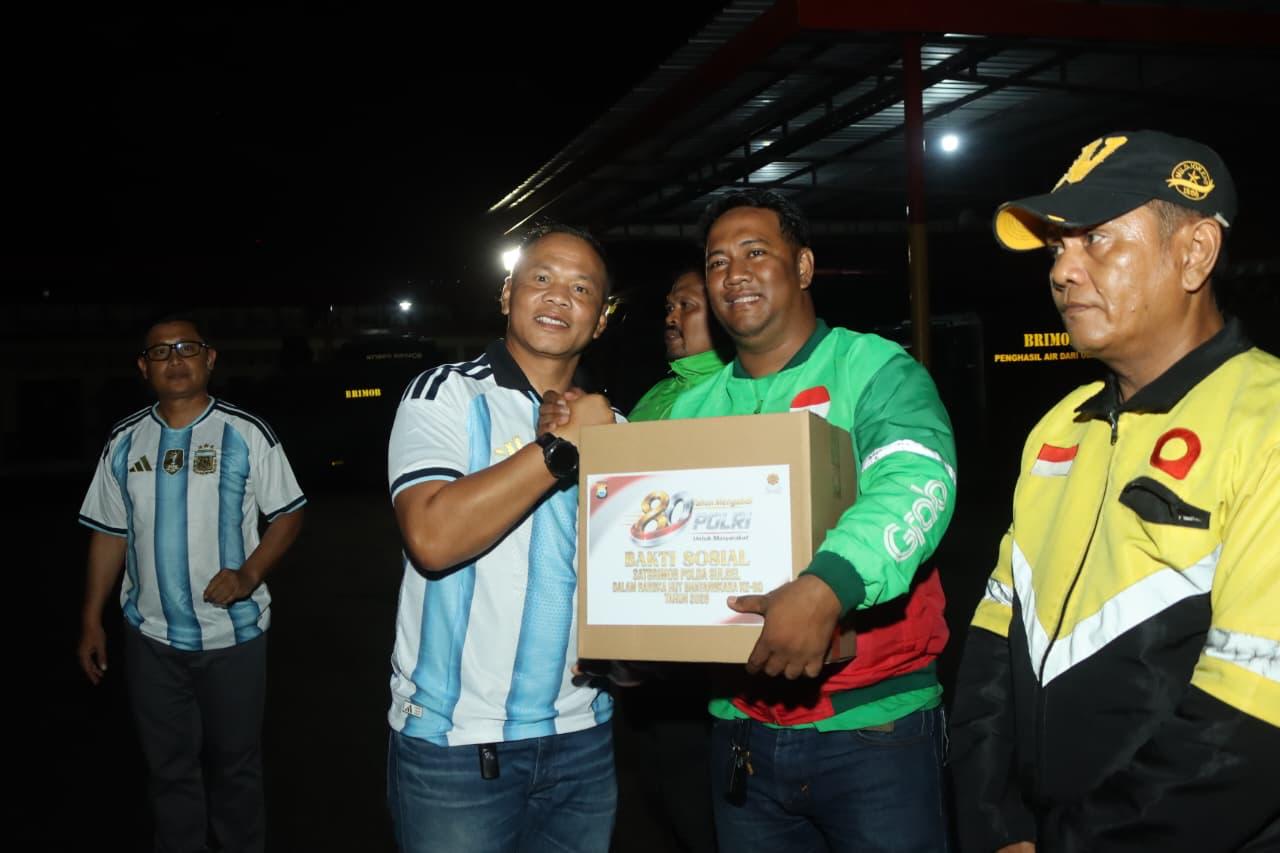 Pembagian 100 Paket Bansos ke Masyarakat Warnai Nobar Piala Dunia di Brimob Sulsel