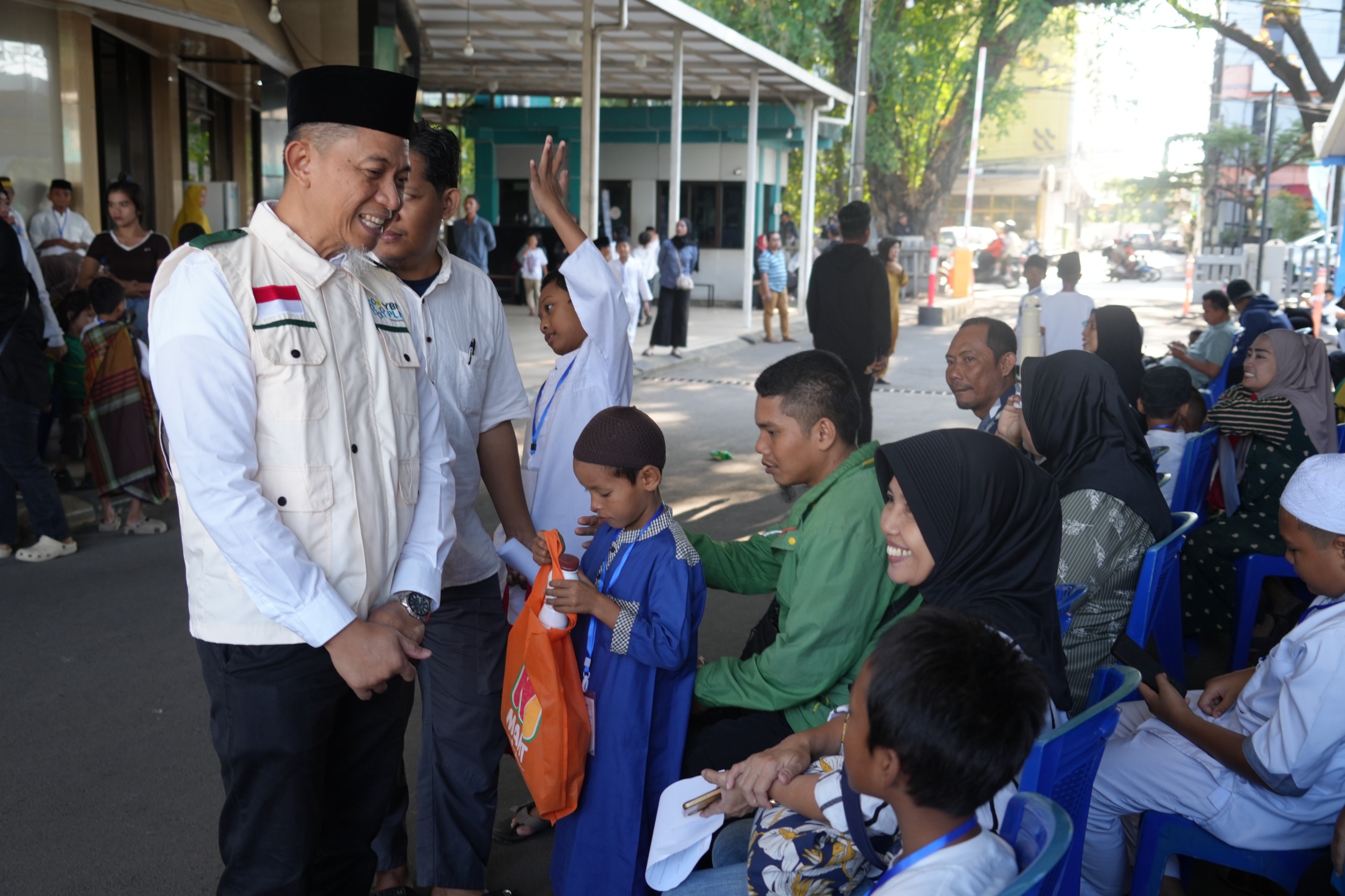 Semarak Muharram Berkah 1448 H, YBM PLN UID Sulselrabar Gelar Khitanan Massal dan Berbagi Kado Anak Yatim Dhuafa