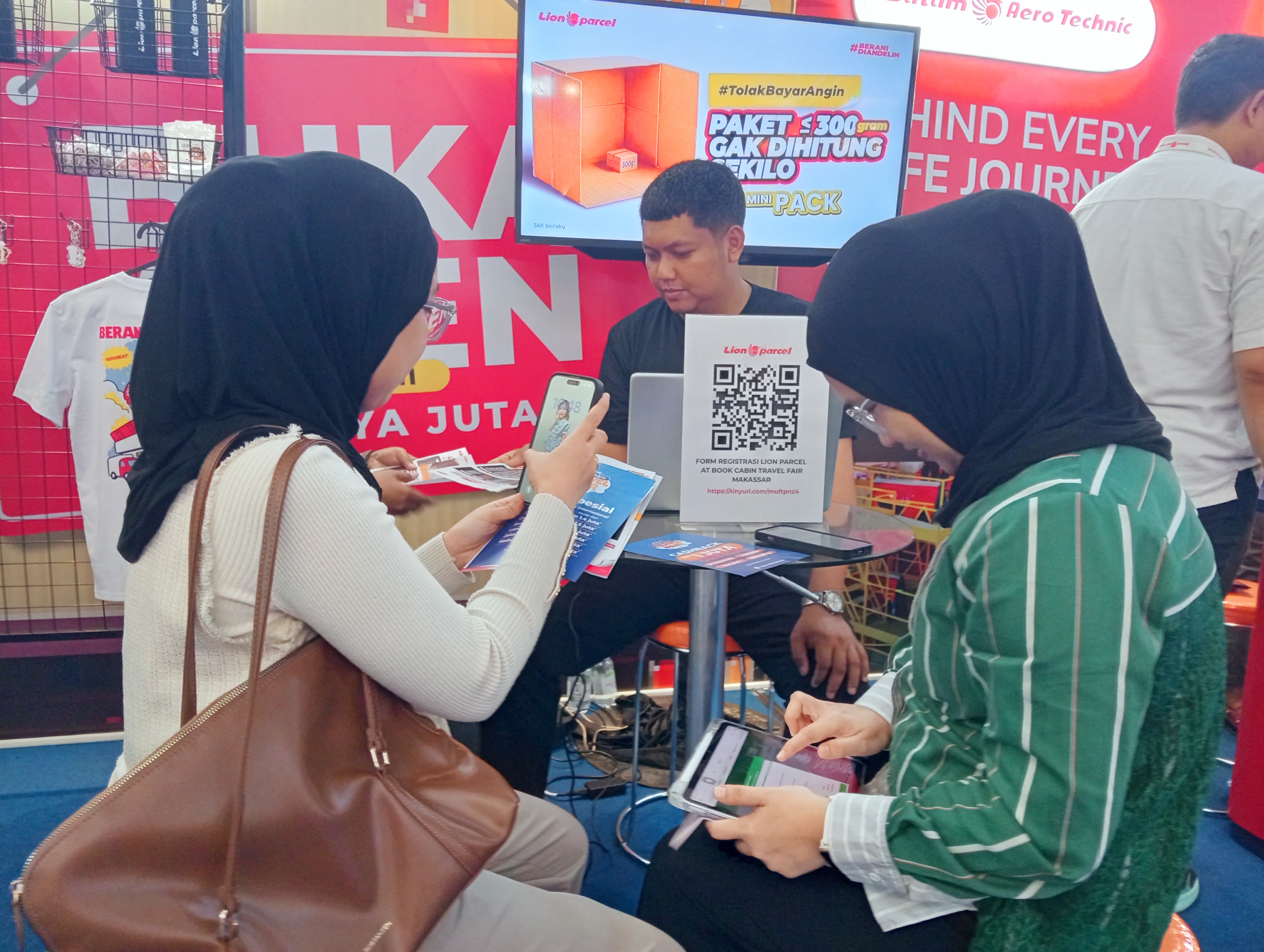 oplus_1024 Pengusaha Hingga Traveler Antusias Kunjungi BookCabin Travel Fair di Mal Ratu Indah Makassar