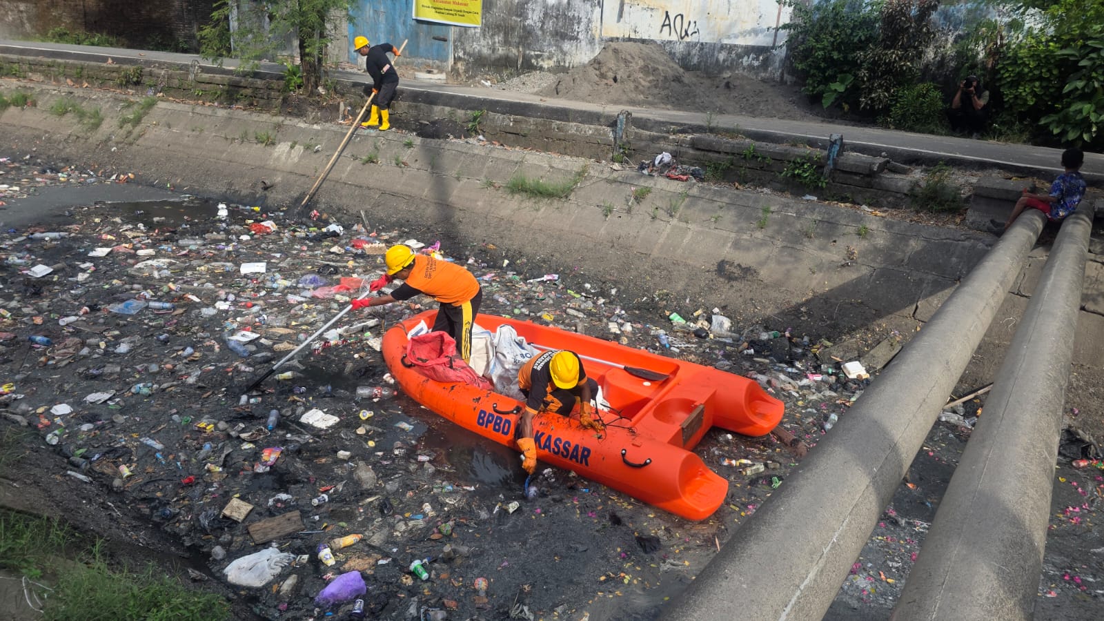 Viral Sampah Menumpuk di Kanal Bara-Baraya, Camat Makassar Turun Tangan