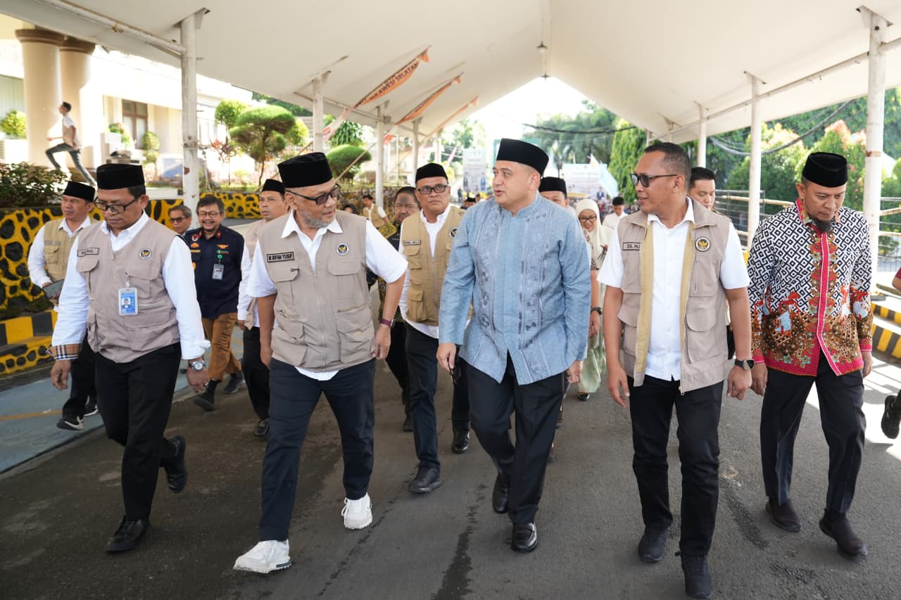 Bersama Menhaj RI, Munafri Sambut Jemaah Haji Kloter 17 Debarkasi Makassar