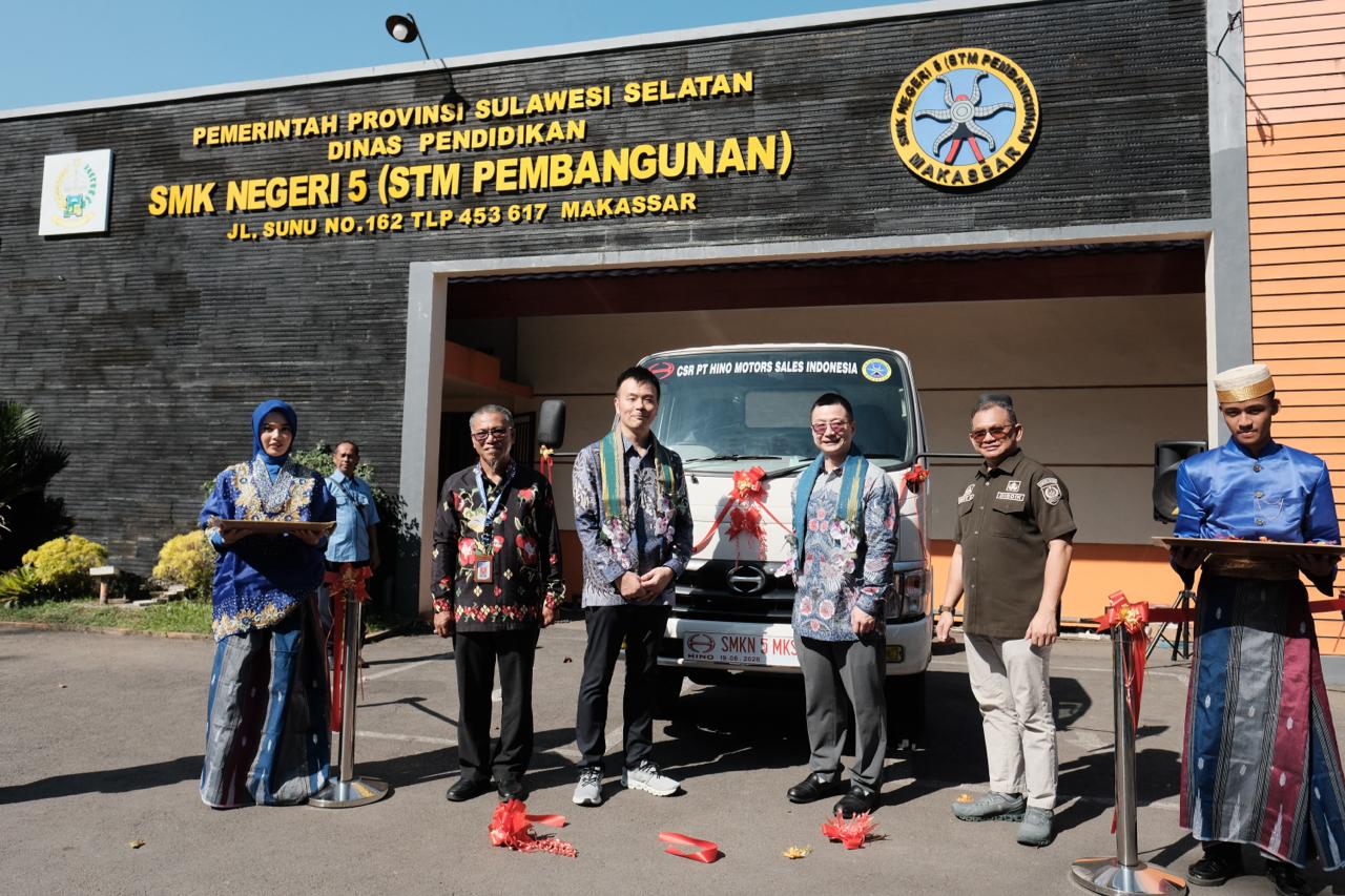 Dukung Pendidikan Vokasi, Serahkan Truk Hino 300 dan Komponen Kendaraan untuk SMKN 5 Makassar