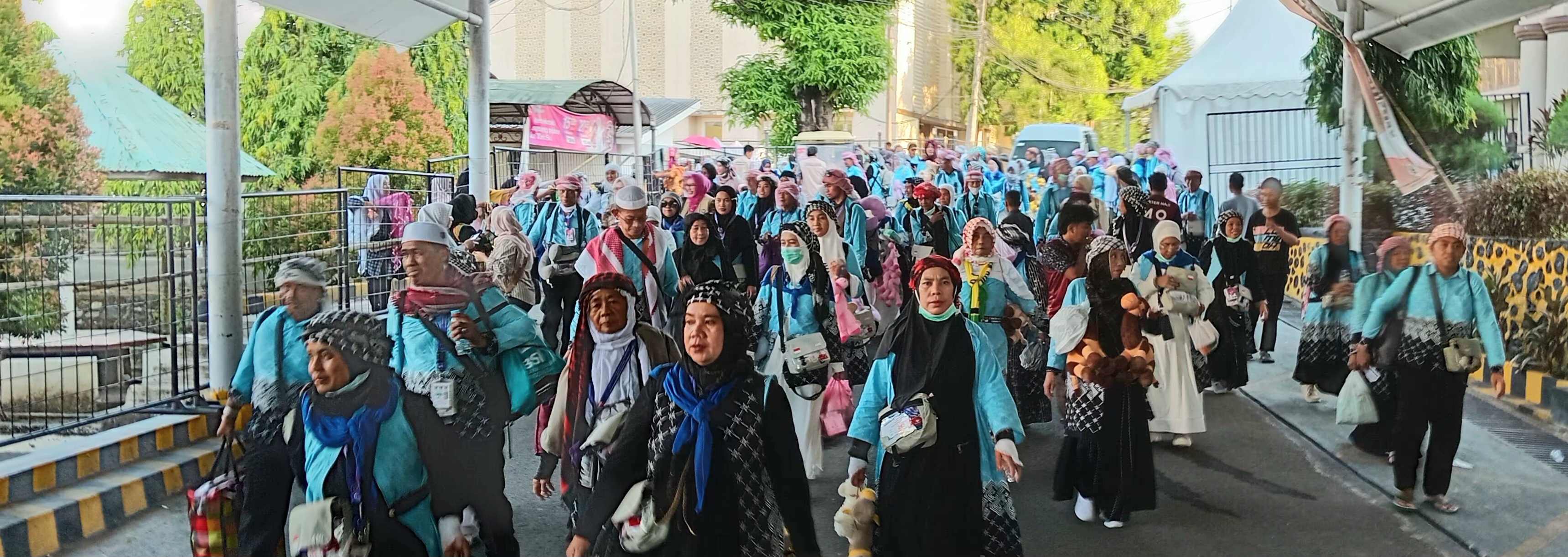 Kompak Kenakan Surban Khas Arab, Jemaah Kloter UPG 36 Tuai Pujian Bupati