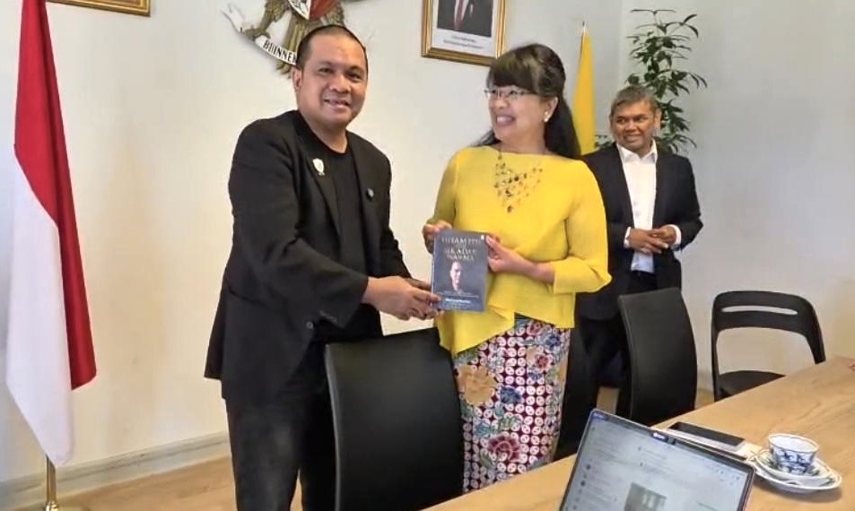 Dokter Koboi Serahkan Buku "Hitam Itu Bukan Sekadar Warna” Ke Dubes RI di Copenhagen Denmark