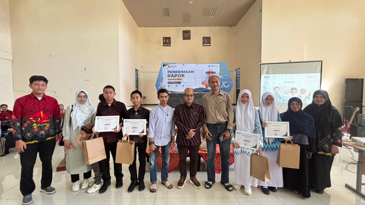 MAN IC Gowa Bagikan Rapor Semester Genap, Daftar Siswa Berprestasi Diumumkan