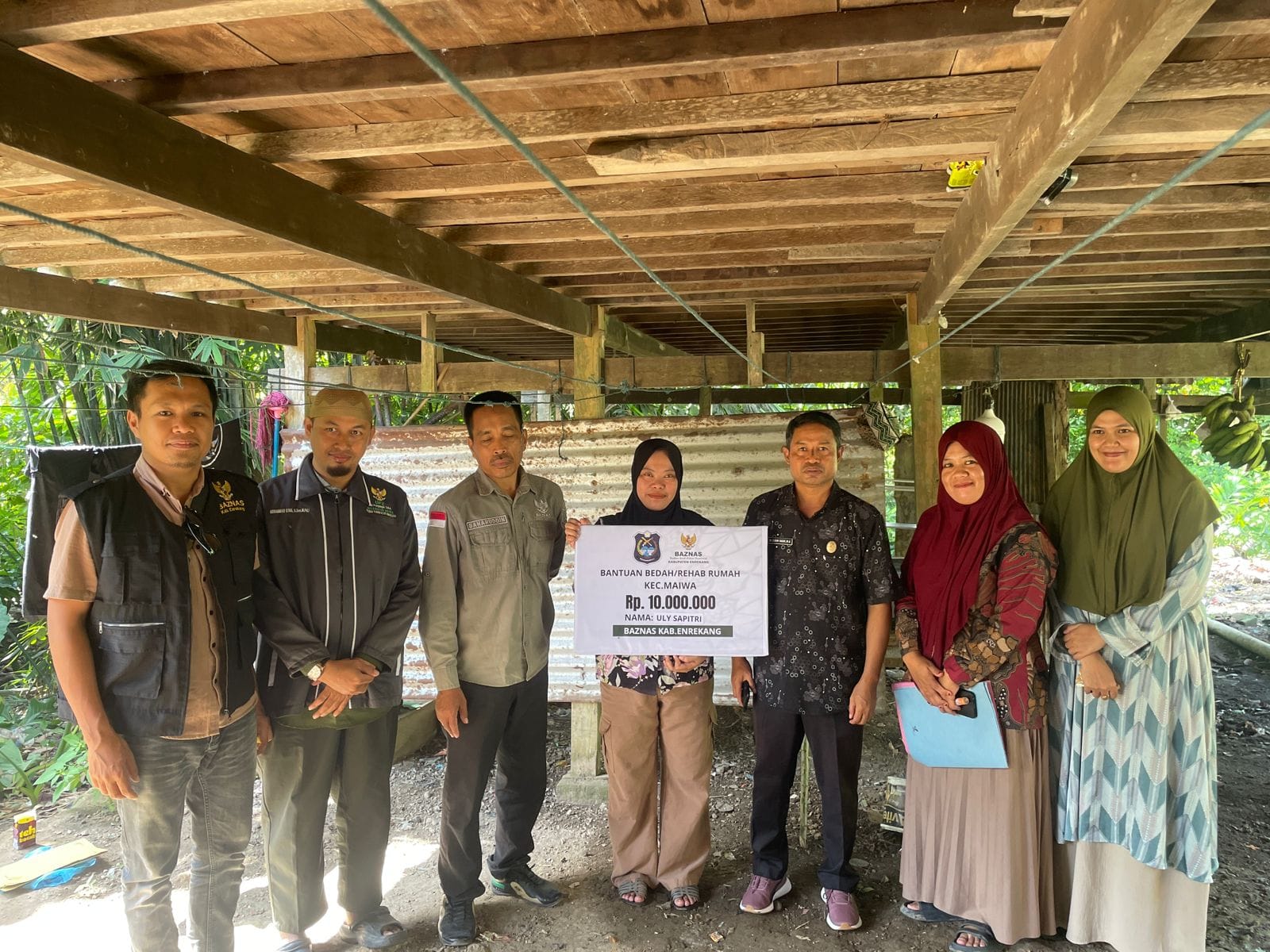 Hadirkan Rumah Layak Huni Bagi Mustahik, BAZNAS Enrekang Salurkan Bantuan Bedah Rumah 50 Juta
