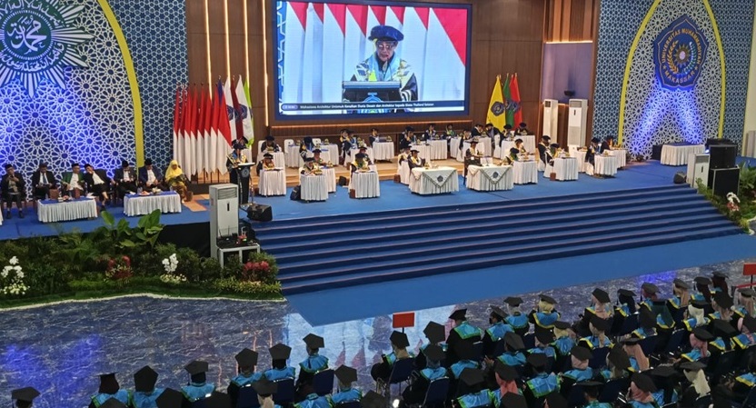 Di Hadapan 1.411 Wisudawan, Wamendiktisaintek Ajak Lulusan Unismuh Lebih Adaktif Terhadap Perubahan Di Hadapan 1.411 Wisudawan, Wamendiktisaintek Ajak Lulusan Unismuh Lebih Adaktif Terhadap Perubahan
