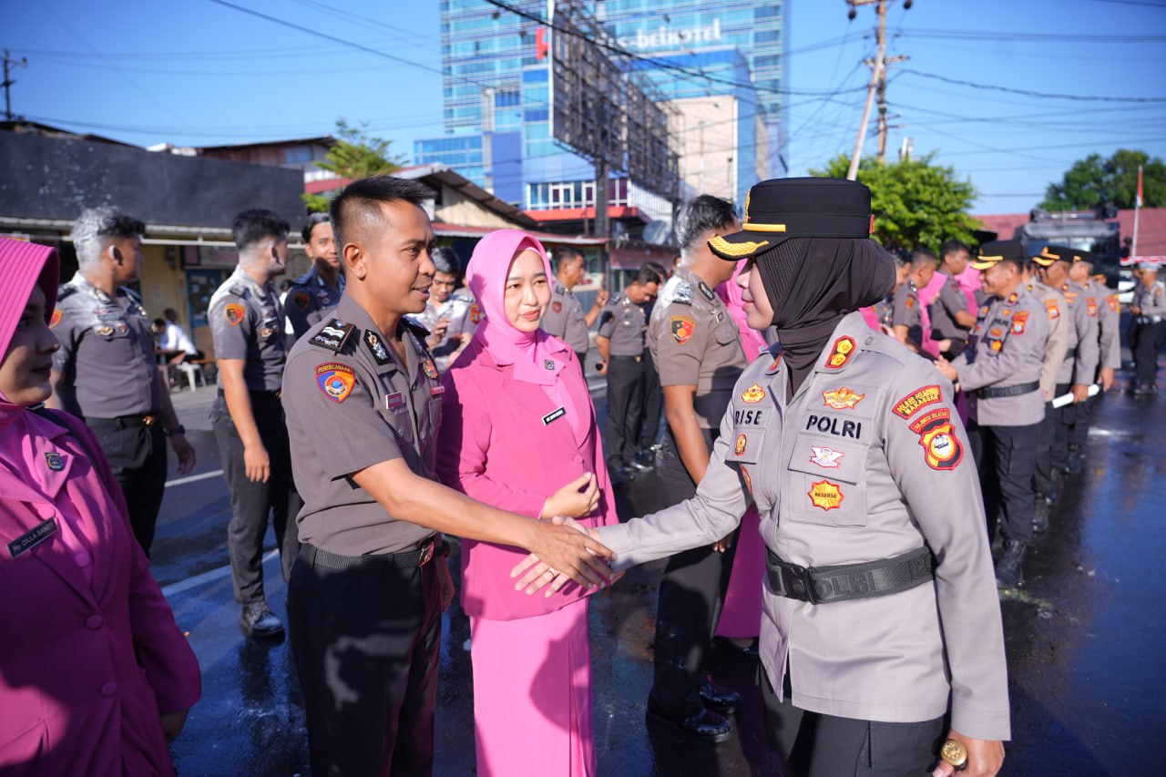 Tradisi Siram Air Kembang hingga Water Cannon Iringi Kenaikan Pangkat 53 Personel Polres Pelabuhan Makassar