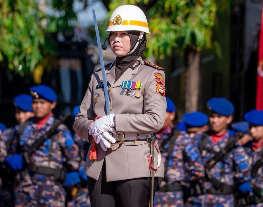Tegap di Tengah Lapangan, AKBP Rise Sandiyantanti Sosok Polwan jadi Komandan Upacara HUT Bhayangkara ke-80