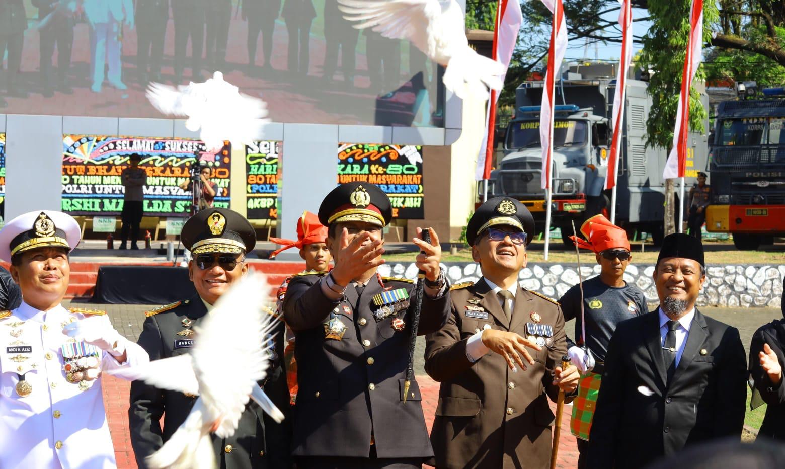 Pelepasan 80 Burung Merpati di Mapolda Sulsel, Simbol Delapan Dekade Pengabdian Polri