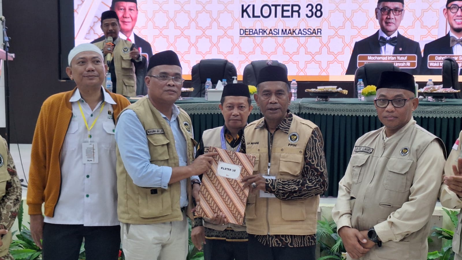 Pengabdian dr. Fitri Rizkiani di Kloter UPG 38, Amrullah Ajak Jemaah Hadiahkan Fatihah