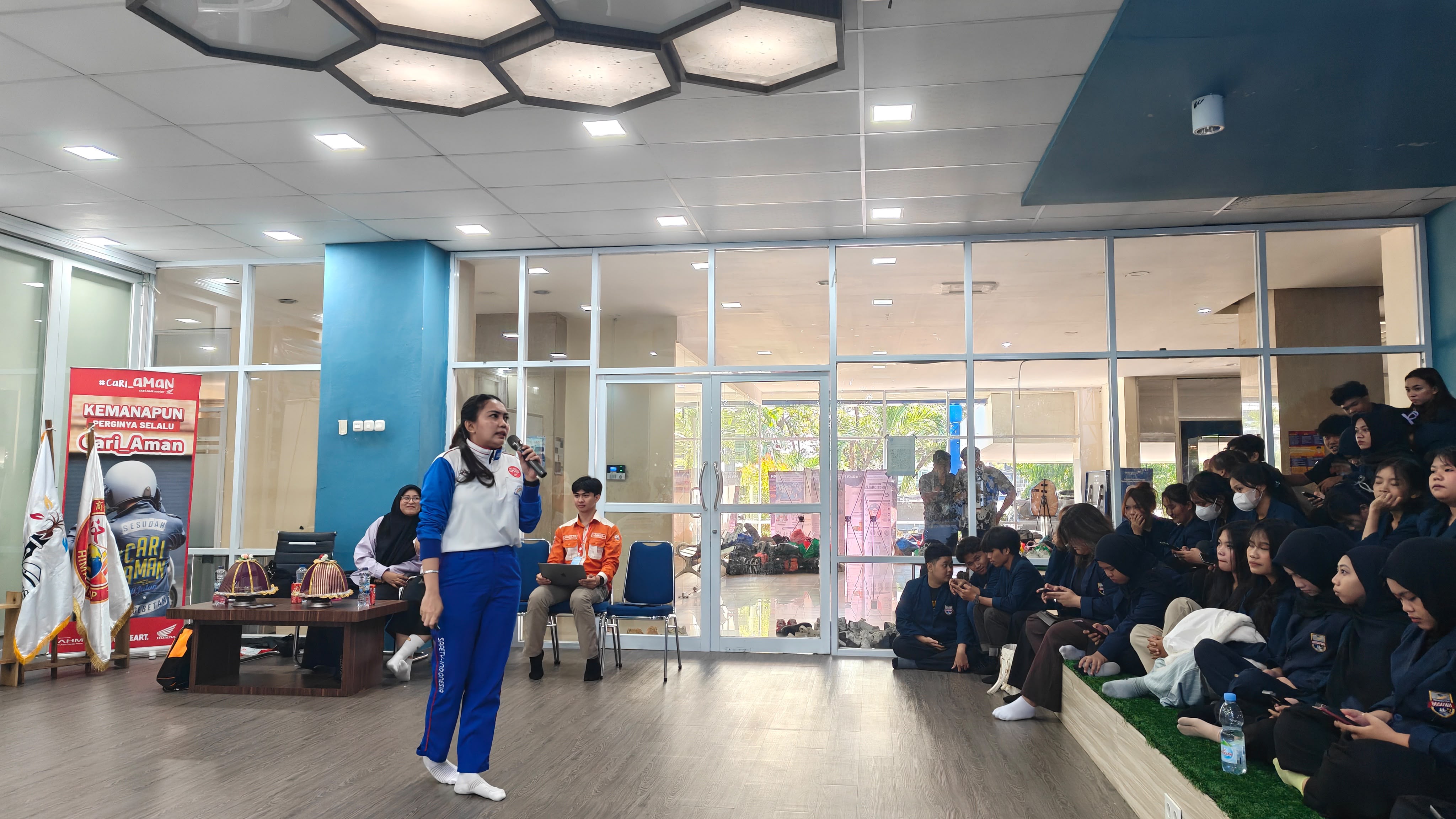 Asmo Sulsel Edukasi Mahasiswa Universitas Bosowa, Instruktur Safety Riding Wanita Berbagi Tips #Cari_Aman
