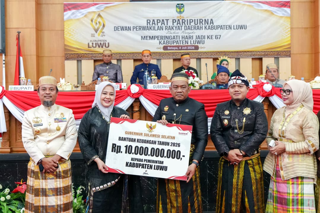 Gubernur Sulsel Serahkan Bantuan Keuangan Rp10 Miliar untuk Luwu