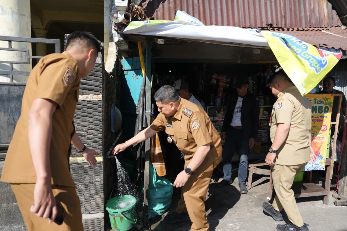 Appi Susuri Lorong Utara Makassar, Buka Keran Rumah Warga dan Pastikan Air PDAM Benar-Benar Mengalir