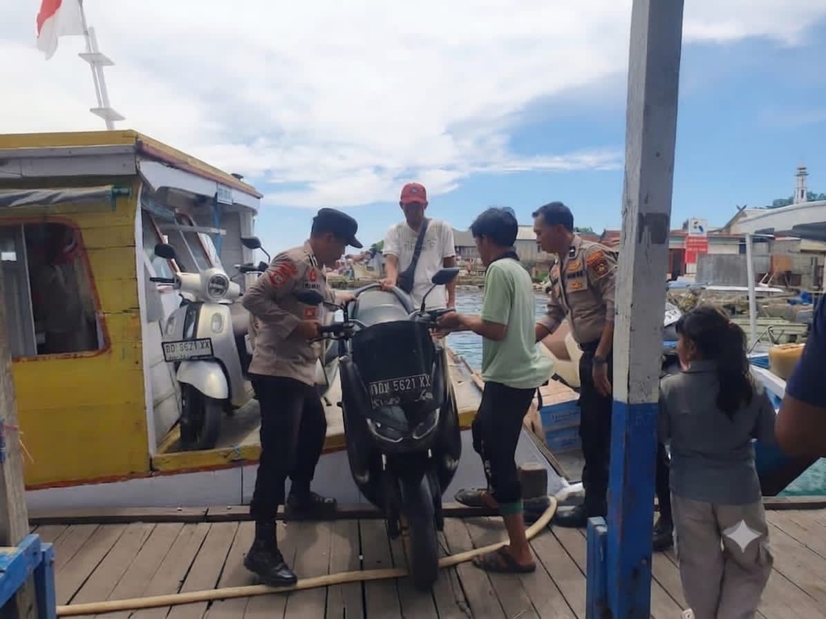 Polisi Menjaga dengan Hati, Patroli Humanis Polsubsektor Sangkarrang Sentuh Warga Kepulauan