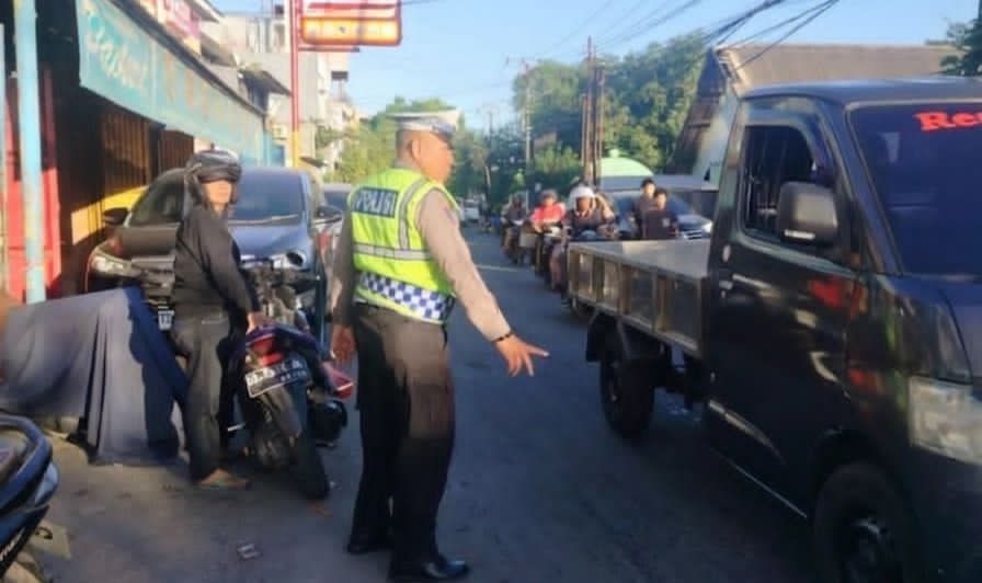 Keselamatan Masyarakat Jadi Prioritas, Unit Lantas Polsek Ujung Tanah Intens Atur Lalu Lintas di TPI Barukang