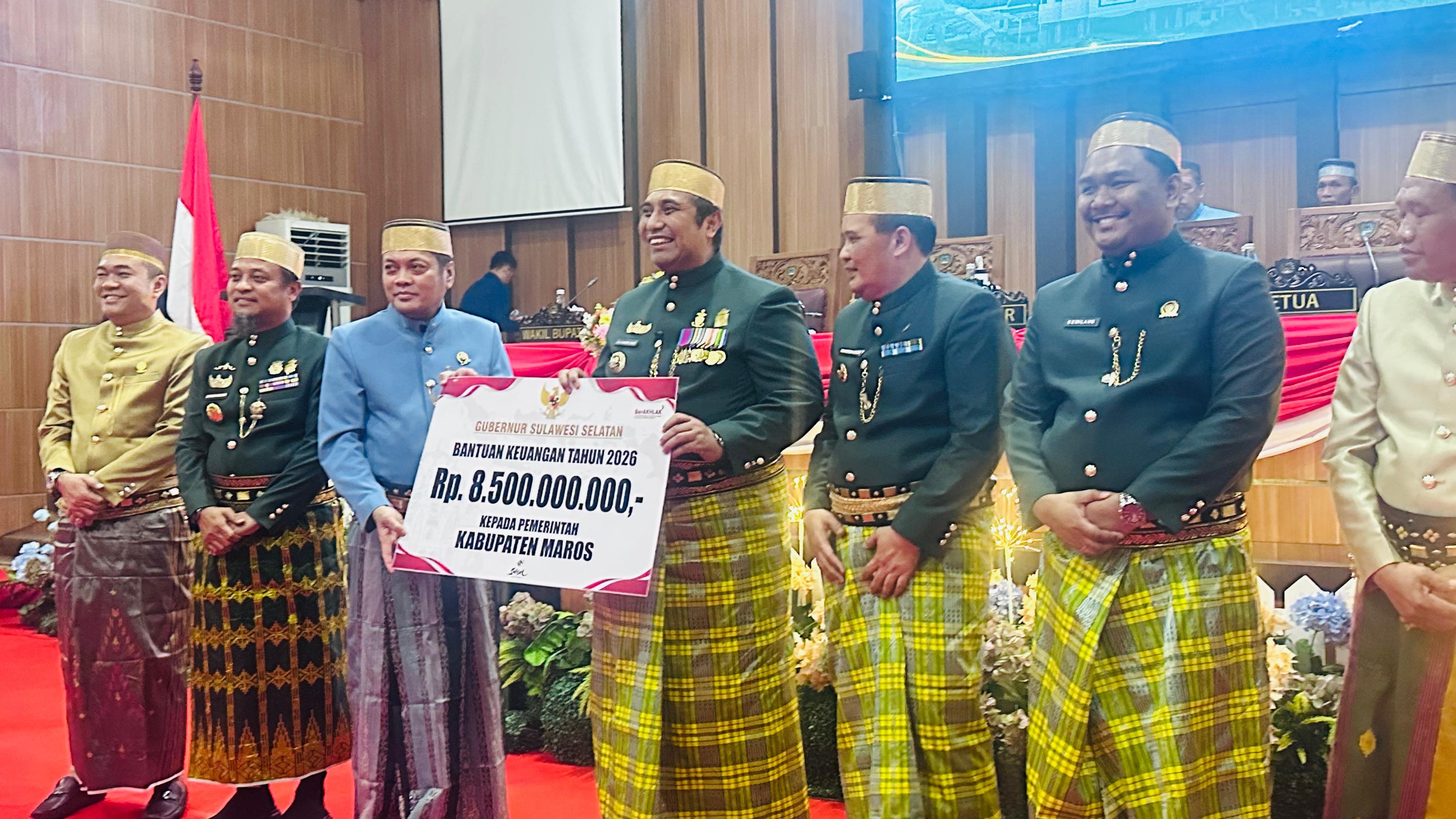 Peringati HUT ke-67 Kabupaten Maros, Gubernur Sulsel Serahkan Bantuan Rp8,5 Miliar untuk Jembatan Kembar dan UMKM