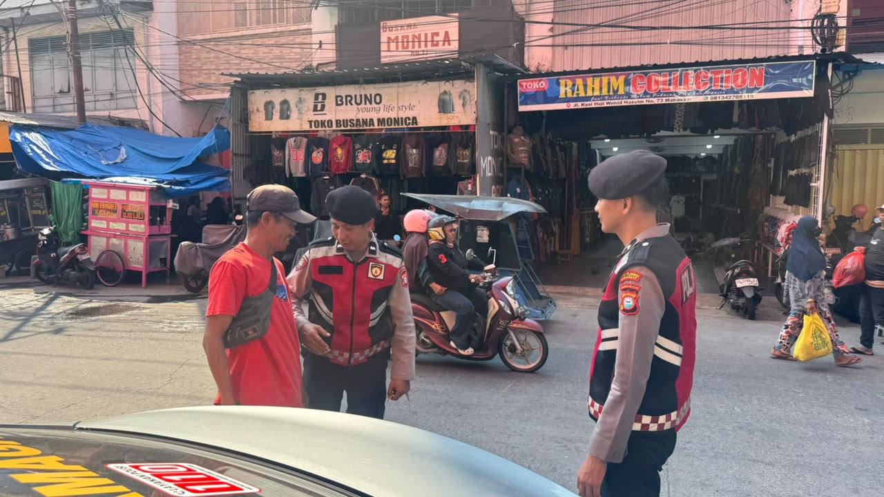 IMG-20260709-WA0009 Senyum Humanis Satsamapta Polres Pelabuhan Makassar Warnai Patroli di Pusat Keramaian