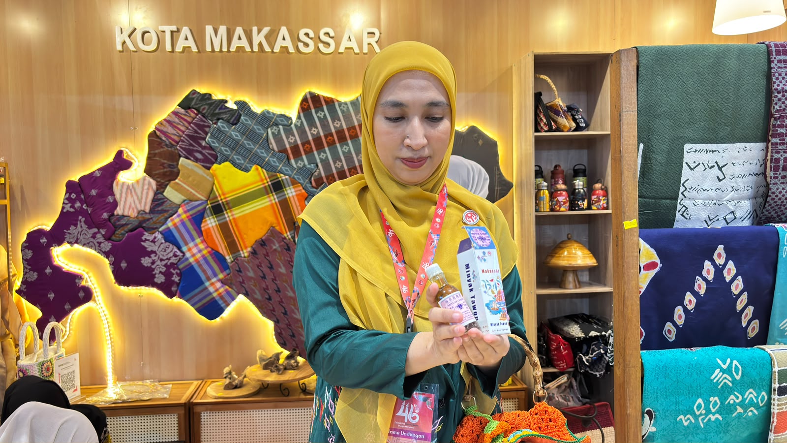 Minyak Tawon dan Baju Bodo Jadi Primadona di Stan Dekranasda Makassar