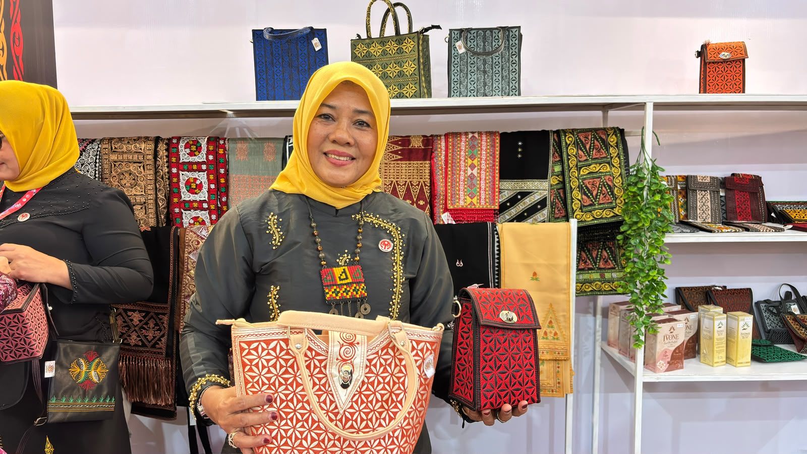Dekranasda Aceh Pamer Songket, Kerawang, hingga Tas Aceh di HUT Dekranas