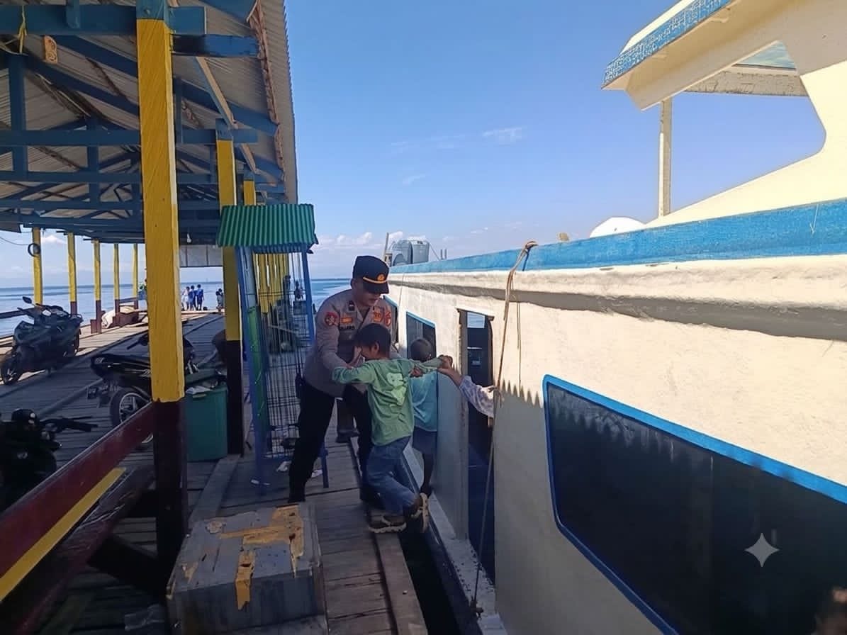 Bukan Sekadar Pengamanan, Polisi Bantu Penumpang Turun dari Kapal di Barrang Lompo