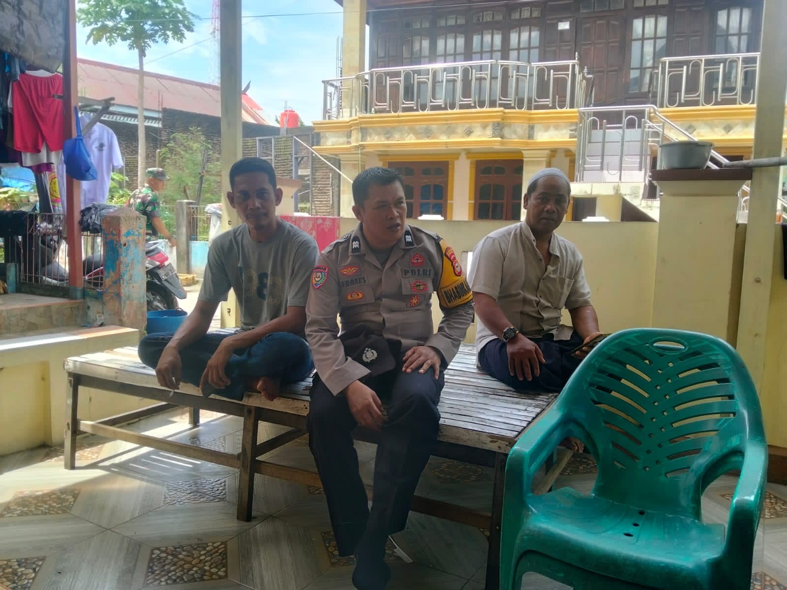 Polri Menyapa di Pulau Barrang Lompo, Warga Antusias Sambut Patroli Humanis Bhabinkamtibmas
