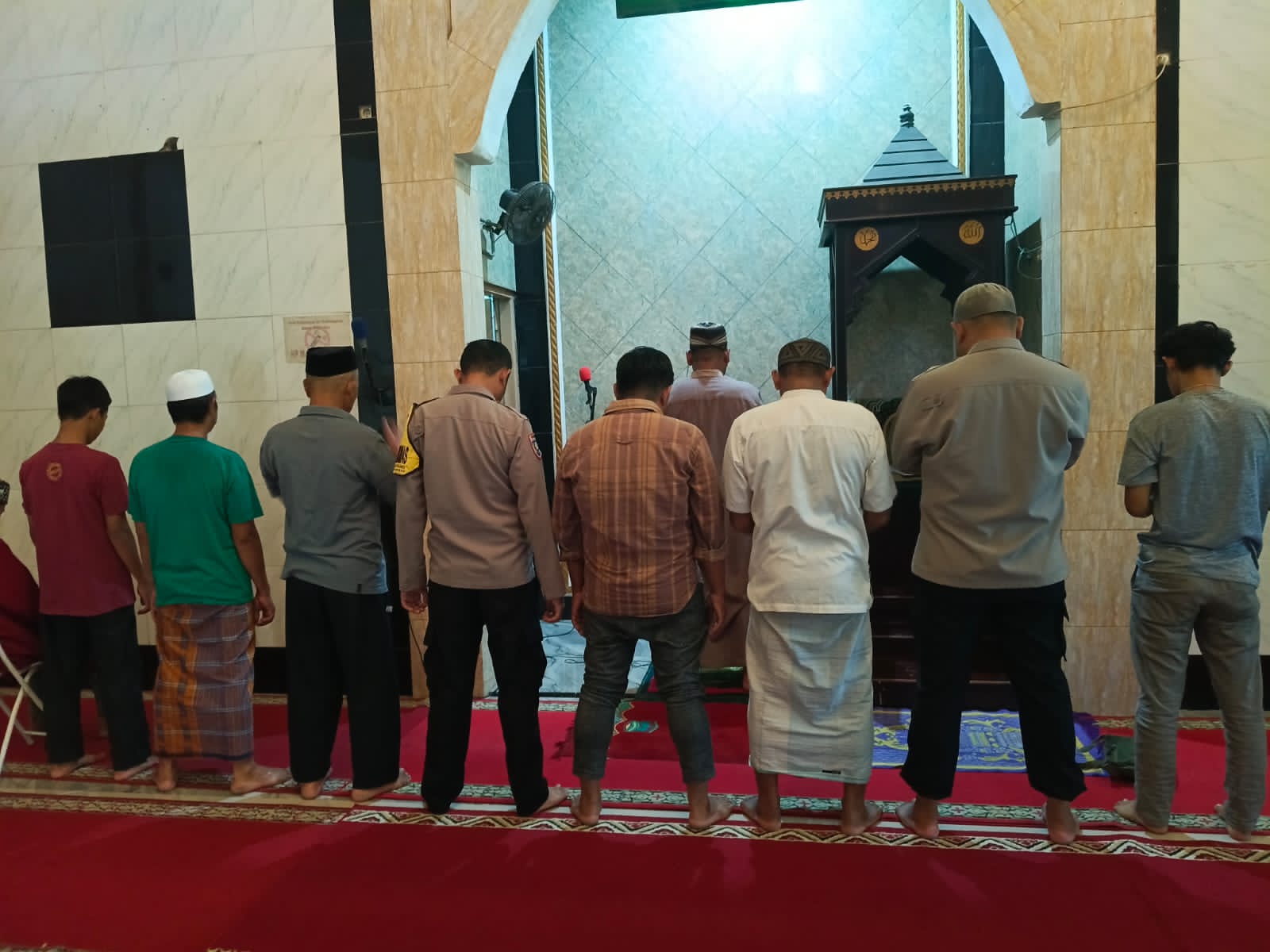 Polisi dan Warga Bersujud Bersama, Polres Pelabuhan Makassar Gaungkan Salat Lima Waktu