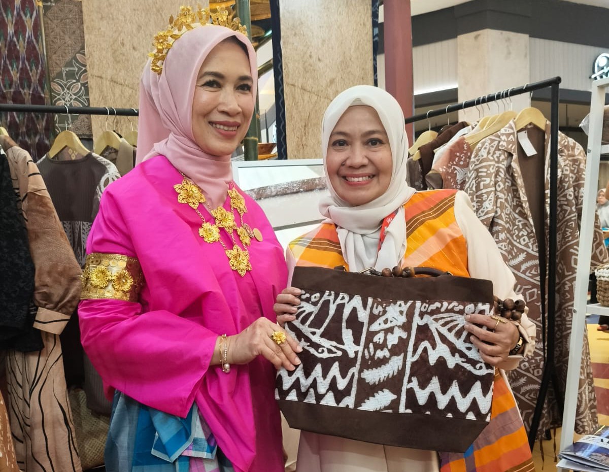 Hilirisasi Limbah Kelapa, Bestari Saintek Polipangkep Perkenalkan Pewarna Alami Cocodye di Dekranas 2026