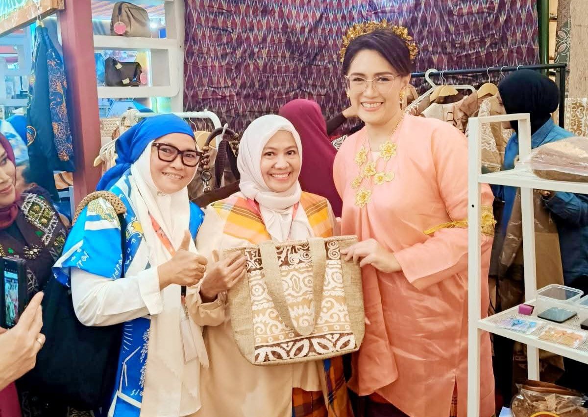 Hilirisasi Limbah Kelapa, Bestari Saintek Polipangkep Perkenalkan Pewarna Alami Cocodye di Dekranas 2026