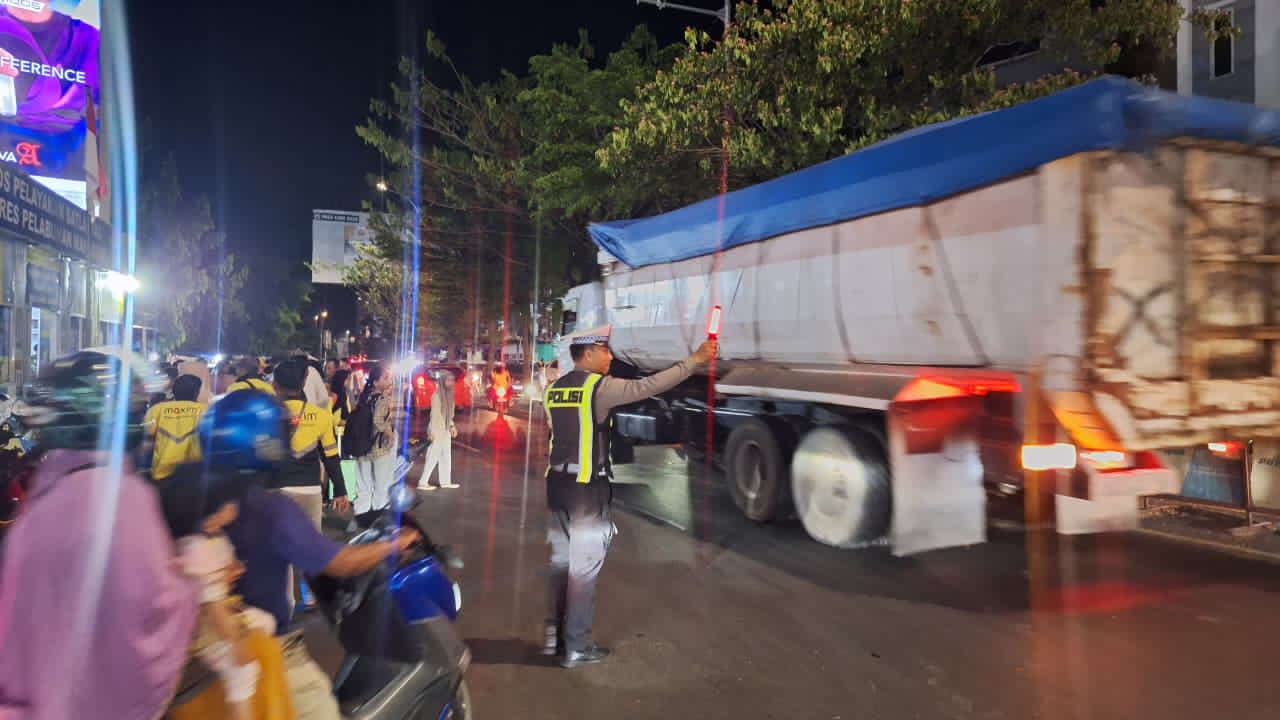 Kapal Sandar Tengah Malam, Satlantas Polres Pelabuhan Makassar Sigap Atur Arus Kendaraan