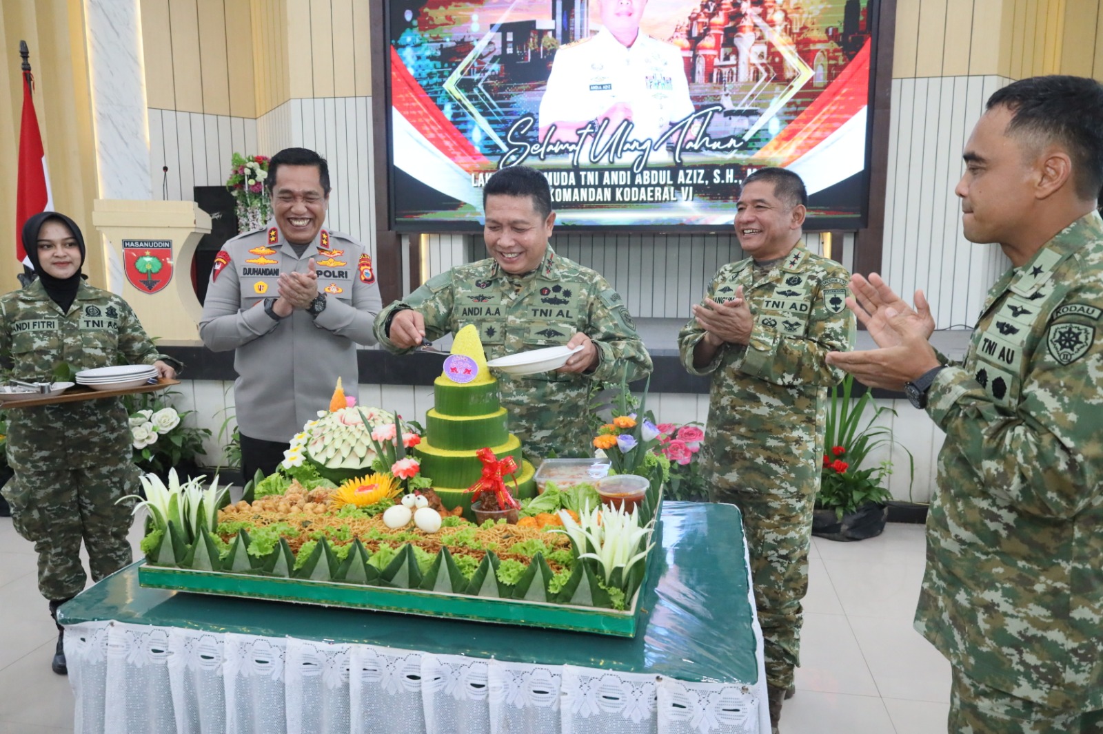 Dankodaeral VI Jalin Sinergitas TNI-Polri Sekaligus Terima Kejutan Ulang Tahun di Makodam XIV/Hasanuddin
