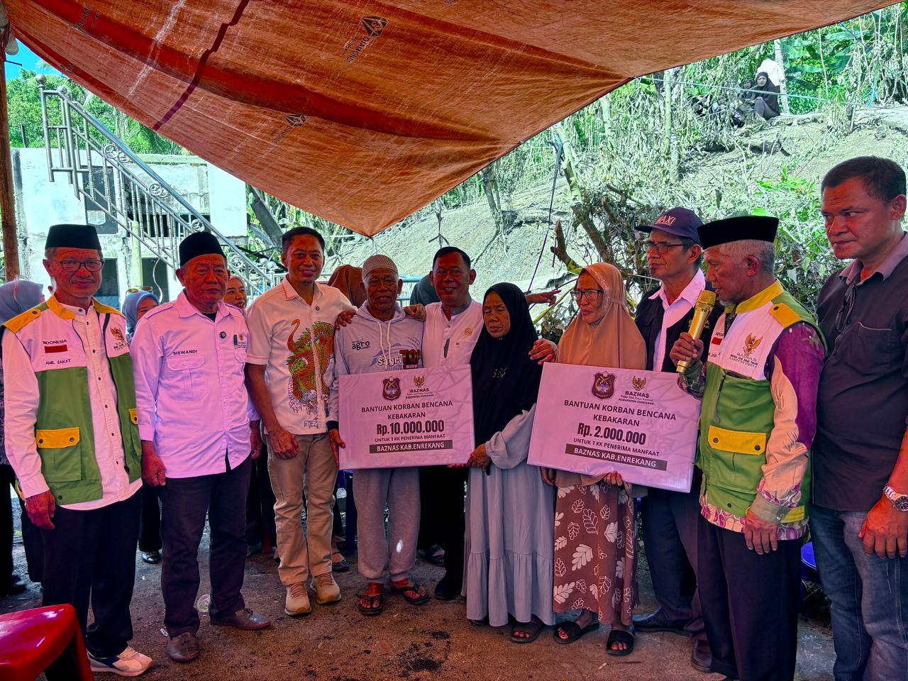 Yusuf Ritangnga Serahkan Bantuan Baznas Secara Simbolis Kepada Korban Kebakaran di Bolang